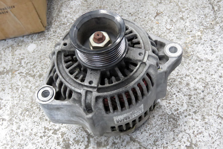 このたびお役御免となった、古いオルタネーター。「昔は1wayクラッチで発電量を調整したり、ダイオードで交流を直流にしたりしていたけど、今じゃ全部コンピューターまかせだからね」（byメカさん）。OK、何言ってんだかさっぱりワカリマセン。