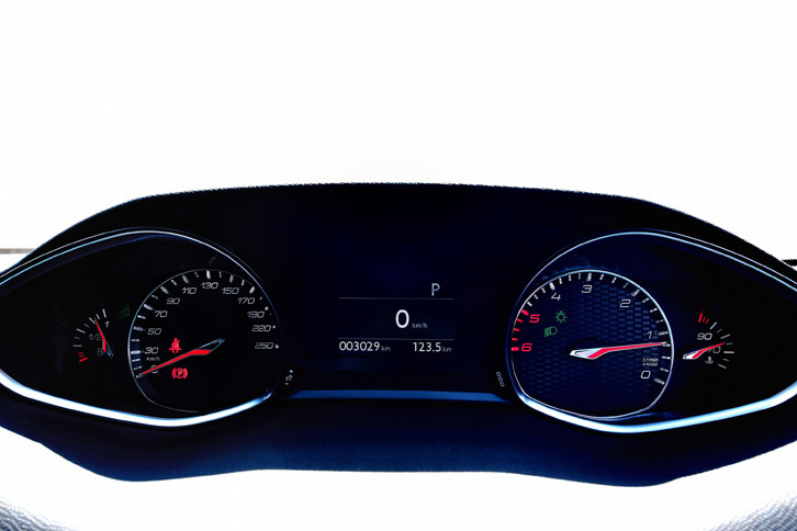 ステアリングとメーターが重なることで、低回転時の視認性が悪くなるのを防ぐため、タコメーターは時計とは逆回転に針が動く仕組みになっている。