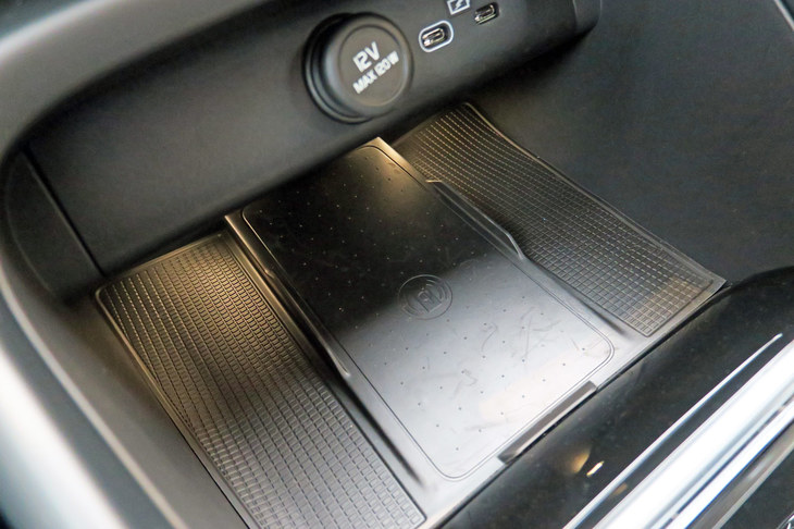 ボルボC40リチャージ（ワイヤレスチャージャー）