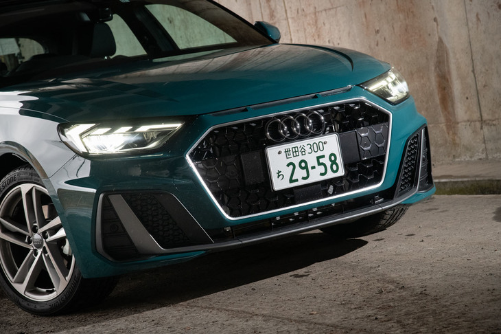 六角形のグリルが目を引くフロントまわり。グリル上部の3連のスリットは、往年の名車「スポーツクワトロ」をオマージュしたものだ。