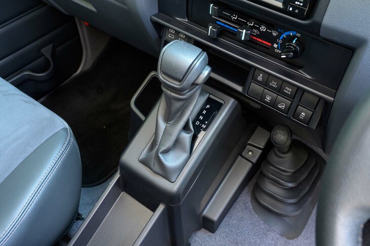 トランスミッションは6段AT。レバー操作での手動変速が可能で（シフトパドルはない）、また雪道など滑りやすい路面での発進に備え、「セカンドスタートモード」も用意されている。