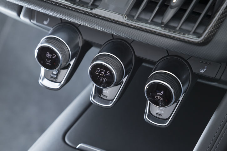 調節ダイヤルが表示パネルを兼ねるエアコンのスイッチ。特徴的なフローティングデザインが目を引く。