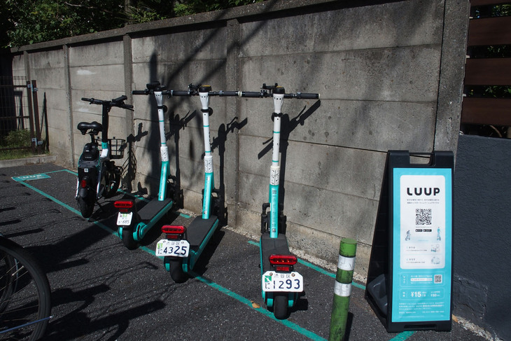 京王井の頭線の永福町駅近くにある「LUUP」のポート。全国にこうしたポートが4700カ所以上もあるという。現在のライド料金は基本料金が50円で1分ごとに15円加算されるが、2023年11月1日からよりリーズナブルな30分ごとに200円の時間料金に変更される。