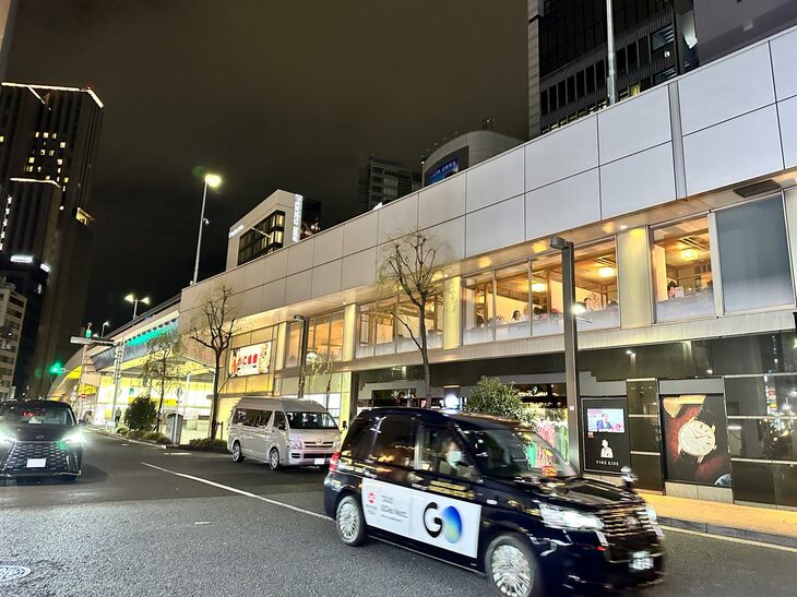 旧KK線の下では、従来どおり飲食店が営まれていた。