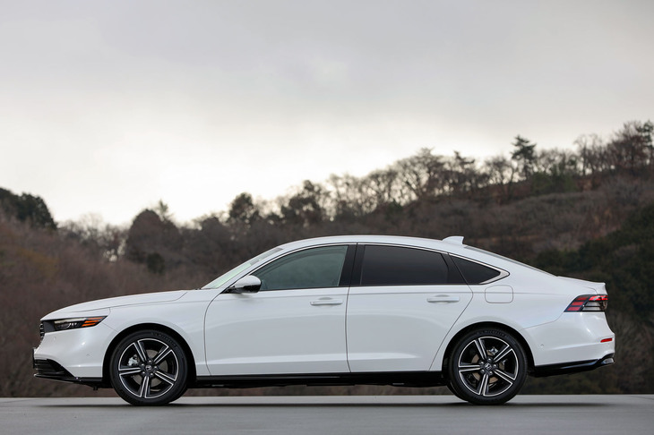 ボディーサイズは先代よりも70mm余り拡大してほぼ5mに。オーバーハングの長さが際立っている。