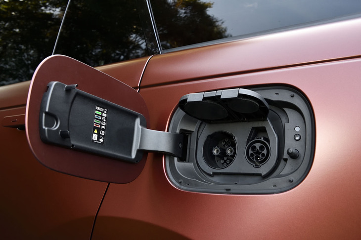 バッテリーは最大7kWの普通充電とCHAdeMO規格の急速充電に対応する。EV走行距離はWLTPモードで100km、リチウムイオンバッテリーの容量は96Ah、総エネルギー量は31.8kWh。