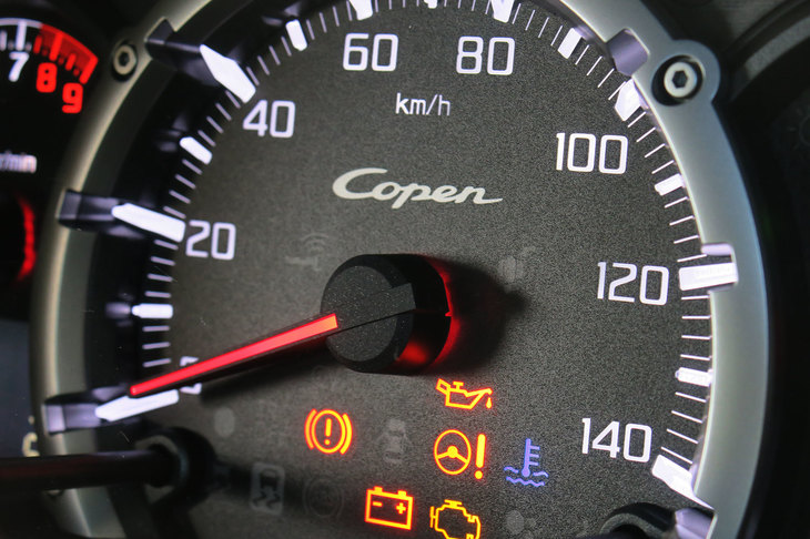 メーター内にも20周年記念車専用の「Copen」ロゴがあしらわれている。