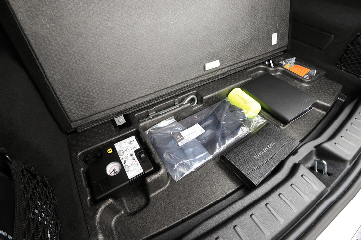 バッテリーやその補器類、充電システムの搭載などにより、ラゲッジスペースからは床下収納がほぼ消滅した。