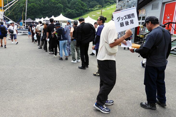 グッズ販売のテントから延びる人の列。お話を聞いたところ、毎回「BMW MOTORRAD DAYS」に来ては、グッズを買いそろえている人もいるようだ。