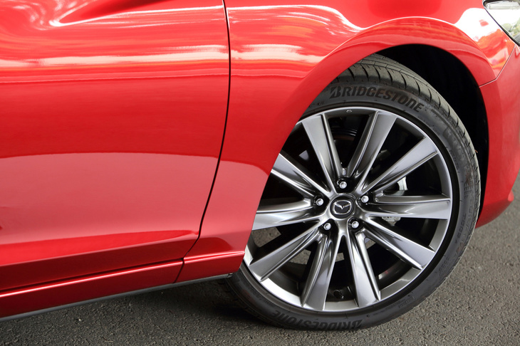 試乗車のタイヤは前後とも225/45R19 92Wの「ブリヂストン・トランザT005A」。7.5J×19サイズで、高輝度塗装の10本スポークデザインのホイールが標準装備される。