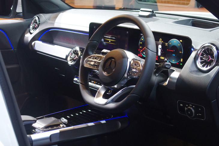 横長の液晶ディスプレイとタービン型のエアコン吹き出し口が目を引くインテリア。基本デザインはガソリンエンジン車の「GLB」譲りとなる。