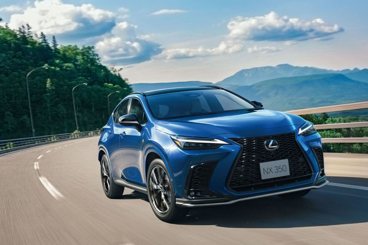 「レクサスNX」。「トヨタ・ハリアー」と同じ「GA-K」プラットフォームを使うが、より入念なボディー補強を実施するなどしてプレミアムブランドのSUVらしい乗り味を実現している。