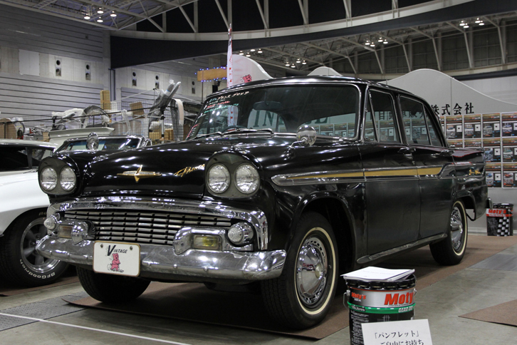 1962年「プリンス・グロリア」。初代「クラウン」の対抗馬だった初代「スカイライン」の高級版として、59年に登場した初代グロリアの最終型。見たところ欠品はなく、コンディションはまずまず。ヴィンテージ宮田自動車が出展していた超希少車である。