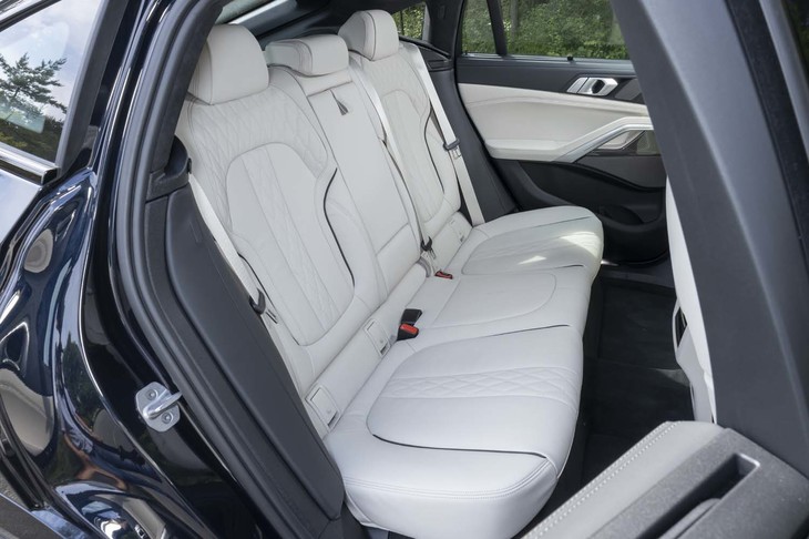 リアシートにもヒーターが標準装備。足元空間は十分に広いが、クーペボディーのためヘッドレストは天井にほど近いところに位置している。