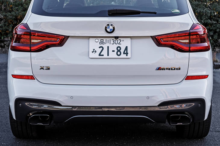 「X3 M40d」は、ディフューザー機能を持ったリアエプロンを標準装備。スクエアタイプのテールパイプフィニッシャーも専用アイテムとなっている。