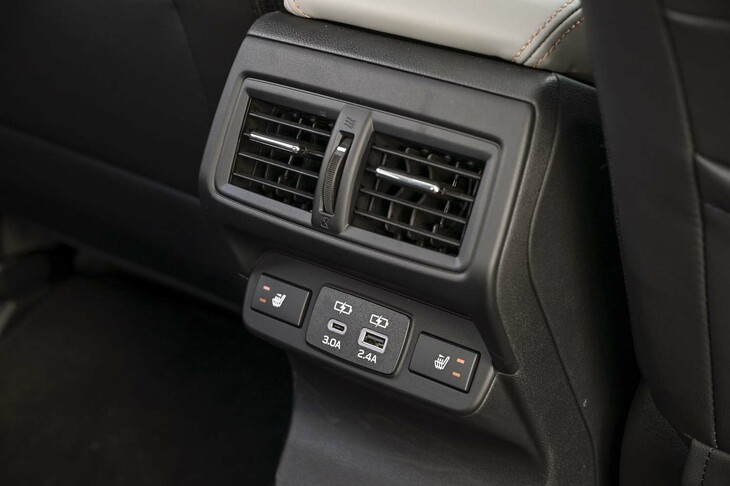 スバル・レヴォーグ レイバック リミテッドEX（後席用エアコン吹き出し口）