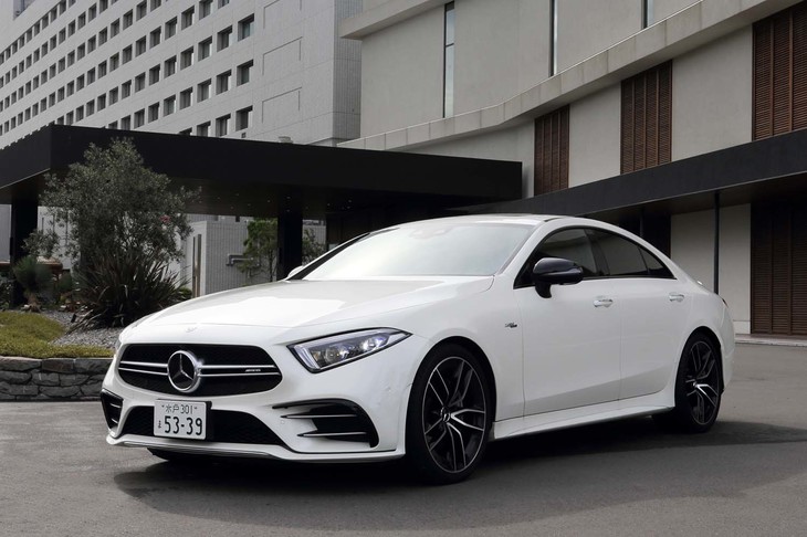 「CLS53 4MATIC＋」の最小回転半径は左ハンドル車が5.9mで右ハンドル者が6.0m。絶対的にも大きいが、「CLS220dスポーツ」の5.4m、「CLS450 4MATICスポーツ」の5.5mと比べてもだいぶ大きくなっている。