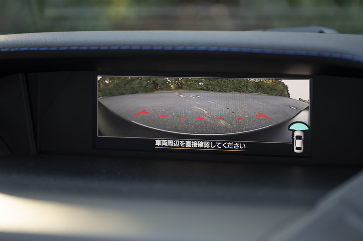 ダッシュボード上段のマルチファンクションディスプレイには、新たに自車前方の状態を確認できる「フロントビューモニター」機能が採用された。駐車場からの出庫や、狭い路地からの頭出しなどに重宝する。