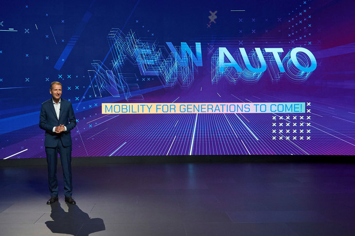 2030年までの経営戦略「NEW AUTO−MOBILITY FOR GENERATION TO COME」を発表するVWのヘルベルト・ディースCEO。