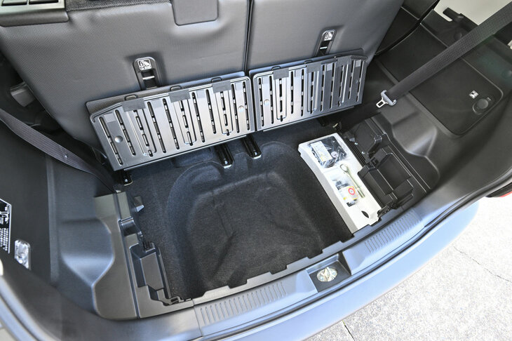 FF車の床下収納。