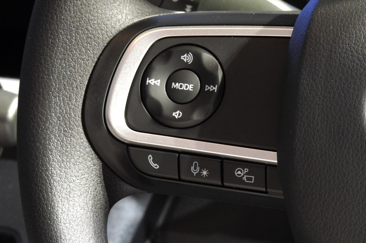 ダイハツ・ムーヴX（ステアリングスイッチ）