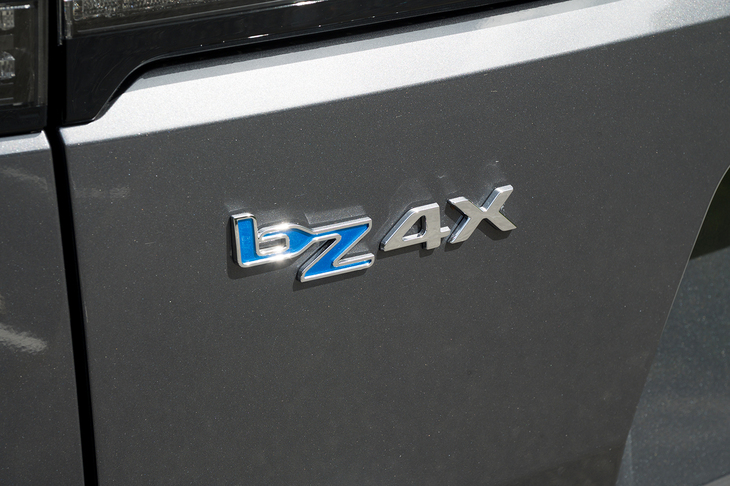 リアに貼られた「bZ4X」のバッジ。「Touring」の文字は車体のどこにも見当たらない。