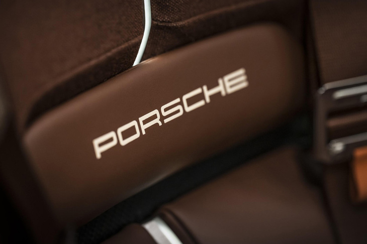 ポルシェ・ミッションX（シートのロゴ）