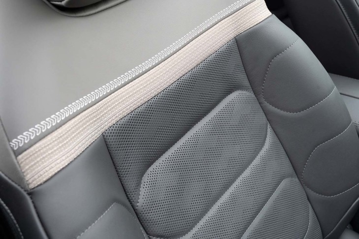 シート表皮の穴は大中小の3種類を組み合わせることでシェブロンを表現。その上の白い帯状の部分と、さらに上にある白いステッチにもシェブロンが使われている。