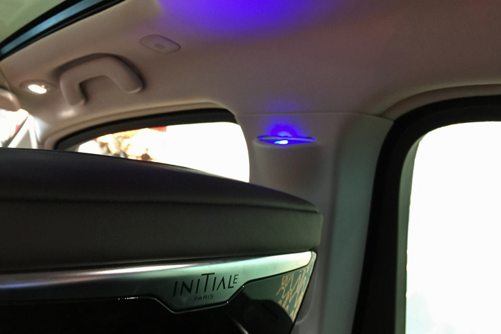 「ルノー・エスパス」のBピラーにともるルームライト。