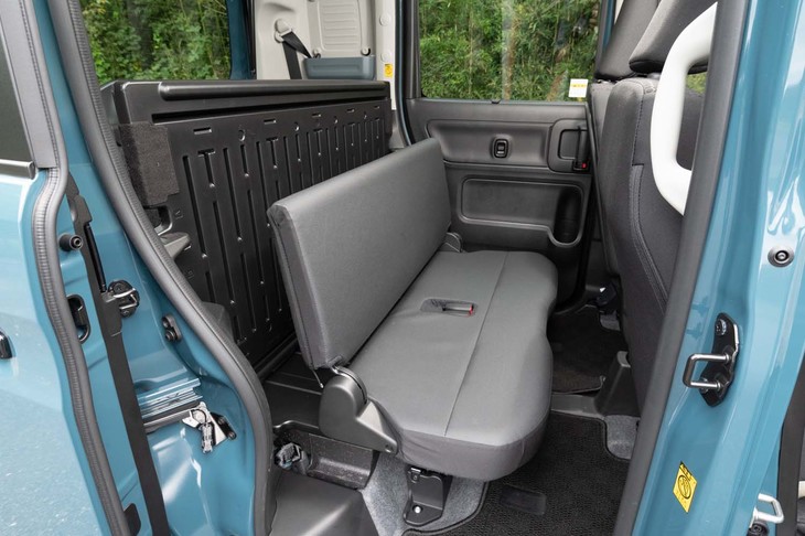 4ナンバーの商用車であるため、後席はつくりもスペースも最低限。普段は畳んで使うことが前提となる。