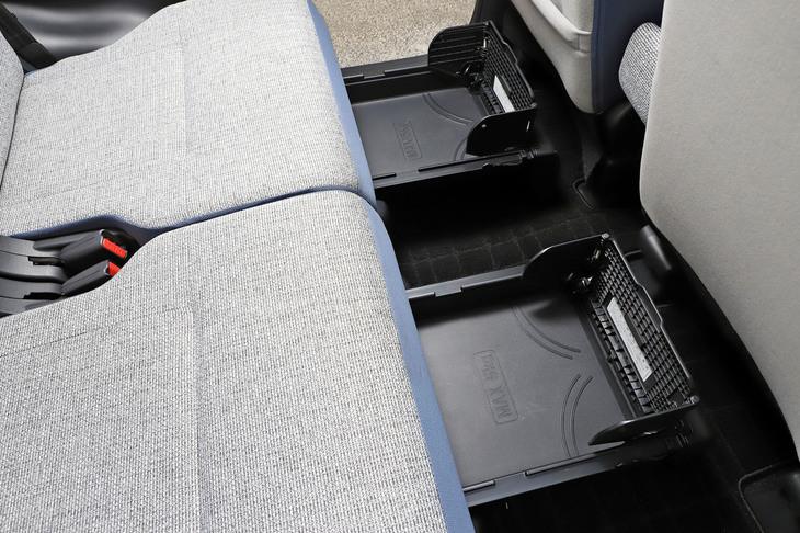 後席の座面の下には、初代と同じく引き出し式の収納「置きラクボックス」を採用。片手で展開できるよう、設計が変更されている。