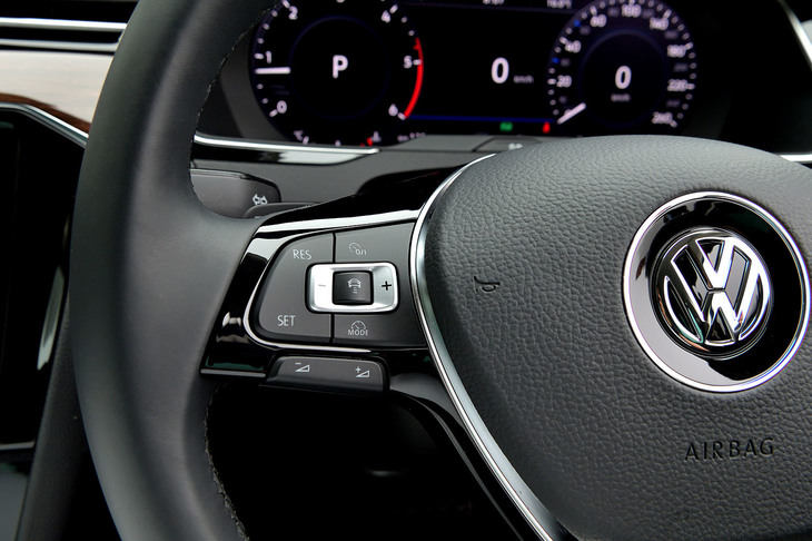 ステアリングホイールの左側スポーク部には、全車速追従機能付きの「アダプティブクルーズコントロール“ACC”」のスイッチが備わる。