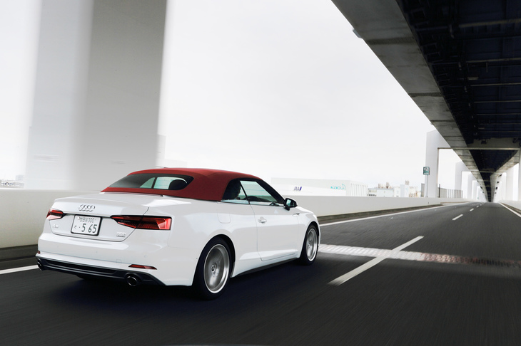 ソフトトップは耐候性と耐熱性に優れたキャンバス地にウレタンフォームをはさんだもので、高い遮音性を実現。クローズド時のデザインも様になっていた。