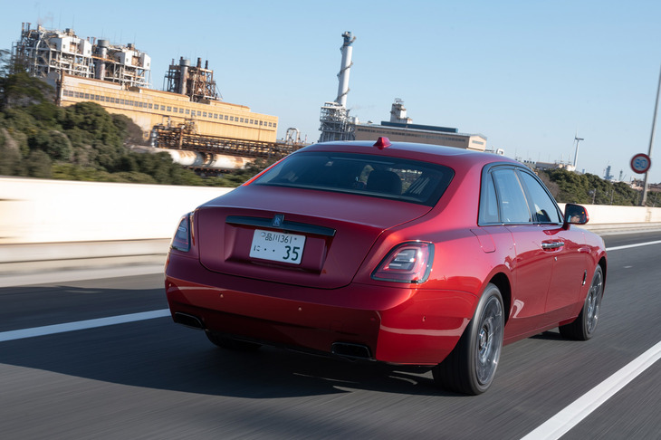 ロールス・ロイスならではの圧倒的な快適性に加え、強力なエンジンのパワーと、ハイテクでもってそれを御すシャシーおよびドライブトレインを備えた「ブラックバッジ・ゴースト」。走る喜びをも手に入れたロールス・ロイスのオーナーに求められるのは、紳士的な運転を心がける強い自制心かもしれない。