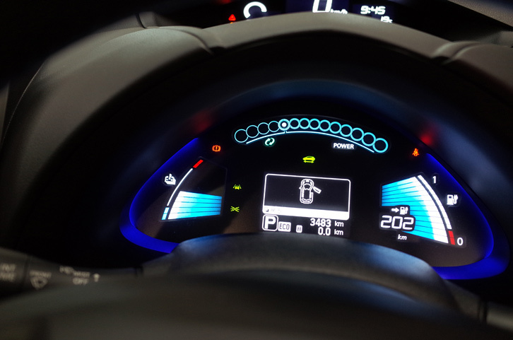 日産自動車の地下駐車場でチェック。スタート前の航続可能距離はエコモードで202km。エコボタンを切ると190kmとでたけれど、現実の走行でエコモードを解除する必要に迫られることなど、まず、ない。