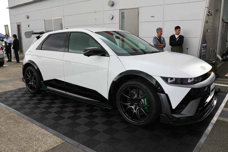 ヒョンデは、新感覚のEVスポーツハッチ「ヒョンデ・アイオニック5 N」をベースに、ドリキンこと土屋圭市氏がプロデュースした「DK Edition」を展示。専用装備として6ピストンモノブロックブレーキシステム、21インチ軽量鍛造ホイール、ローダウンスプリング、専用エアロパーツなどを装着する。日本と韓国で2025年末までに発売される予定だ。