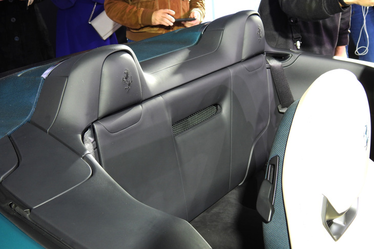 フェラーリ・アマルフィ スパイダー（リアシート）