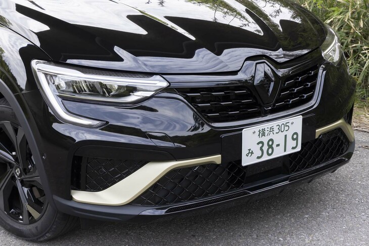 ライセンスプレートの両サイドから伸びる「F1ブレード」はウオームチタニウムに。ルノーのエンブレムとグリルはブリリアントブラックで主張を抑えている。