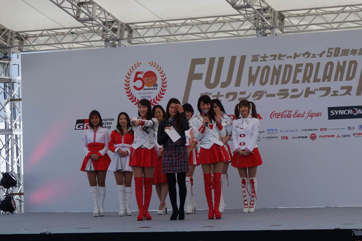 ステージでのイベントも盛況。写真は「歴代クレインズ大集合！ クレインズ大同窓会」と題したトークショー。クレインズは富士スピードウェイのイメージガールで、このイベントで第12代となる村井瑞稀さん、永原芽衣さん、夏江 花さんの3人がお披露目された。