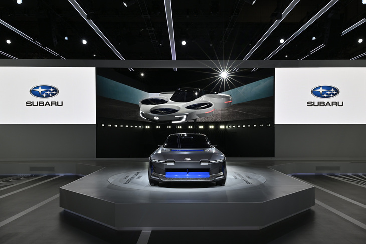 「スバル・スポーツモビリティー コンセプト」（手前）と「スバル・エアモビリティー コンセプト」（奥上）。