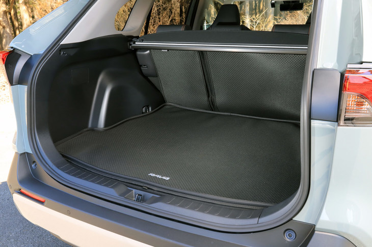 ラゲッジルームの容量は580リッター（デッキボード下段時）。後席の6：4分割可倒機構や、床面の高さを2段階で調整できるデッキボードなどを備えている。（写真＝荒川正幸）