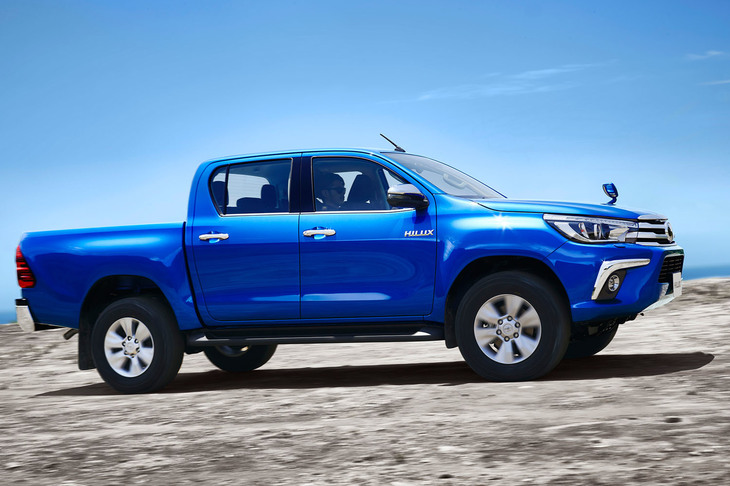 「トヨタ・ハイラックス」は伝統的なパートタイム式4WDを採用。センターコンソールのダイヤルで4H／4L／2Lを切り替える。