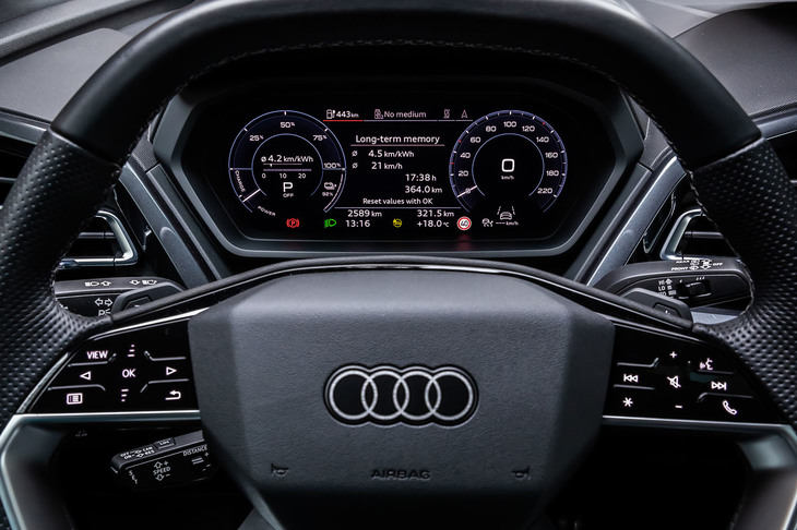 メーターには10.25インチの「アウディバーチャルコックピット」を採用。スピードメーターや充電残量、走行可能距離などに加え、マップやメディア情報なども表示できる。表示デザインは「クラシック」と「スポーツ」の2種類が用意されている。