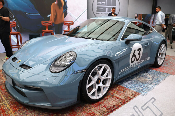「ポルシェ911」の誕生60周年記念仕様「911 S/T」。デビュー年に合わせて1963台が限定生産される。現地での価格は29万2187ユーロ（約4630万円）。