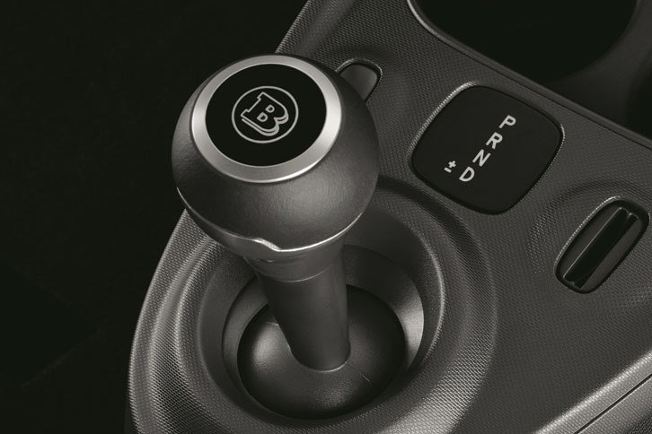 アルミと本革で仕上げられた専用シフトノブを装備する。