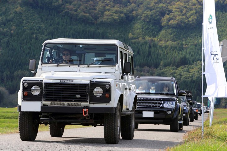 白馬の景色をバックに、全国から集まったランドローバーがパレードを繰り広げる姿は実に壮観だった。