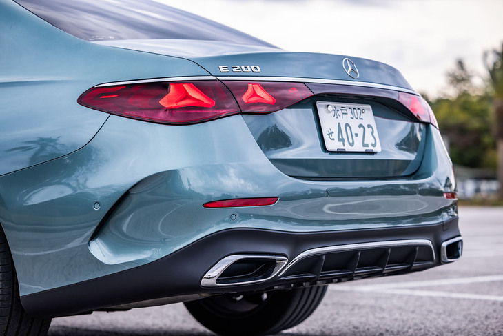電動化されたパワートレインを全モデルに搭載しているのも6代目にあたる最新「Eクラス」のトピック。今回は2リッター直4ガソリンターボに48Vマイルドハイブリッドシステムを組み合わせた「E200」に試乗した。車両本体価格は894万円。