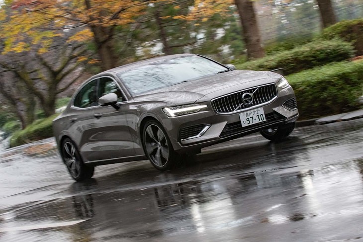 日本仕様の「S60」は、3種あるシャシーの中から「ダイナミック」を全車に採用。コントロール性と快適性を高度にバランスさせたというセッティングだ。