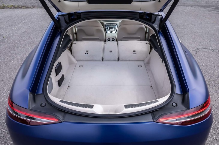 荷室容量は、通常使用時で461リッター。ゴルフバッグ2個を積載できるスペースを確保しているという。後席バックレストをすべて倒せば床面はフラットになり、最大1324リッターにまで容量を拡大可能。