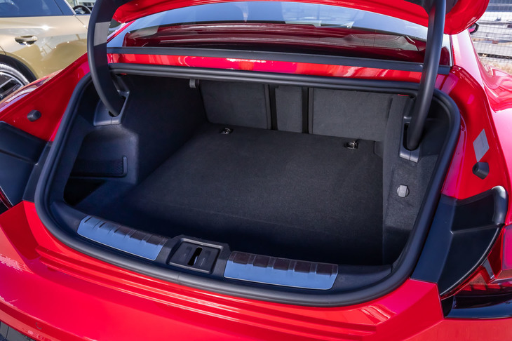 「RS e-tron GT」の荷室容量は350リッター。「e-tron GTクワトロ」の同405リッターに対して若干狭い。後席の背もたれは40：20：40分割で前に倒せるようになっている。